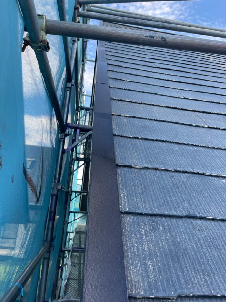 屋根の鉄部さび止め<br />
（さびが出てこないようにさび止めを塗りました。）