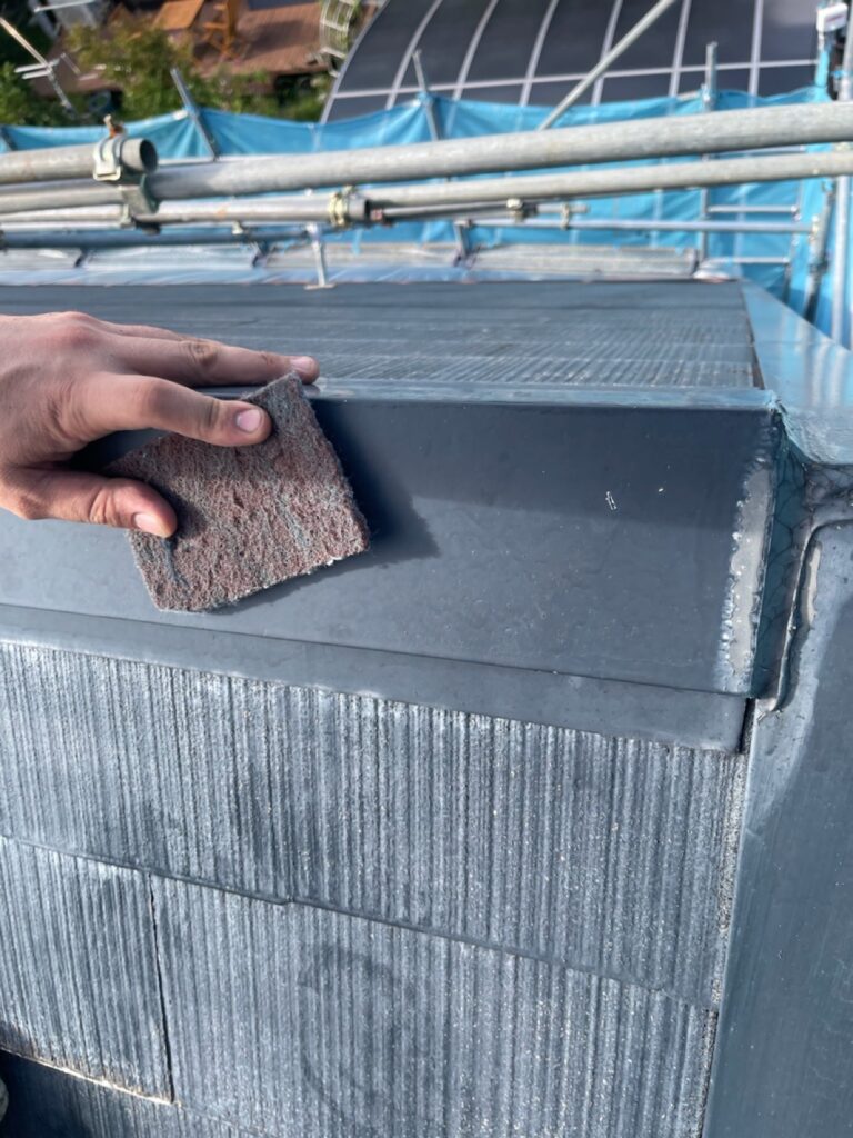 屋根の鉄部ケレン<br />
（下地調整）