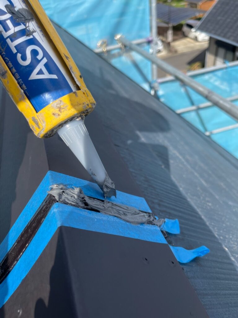 屋根の棟板金の繋ぎ目コーキング打ち込み<br />
（下地補修）