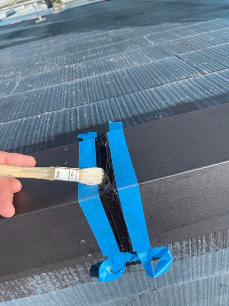 屋根の棟板金の繋ぎ目プライマー塗布<br />
