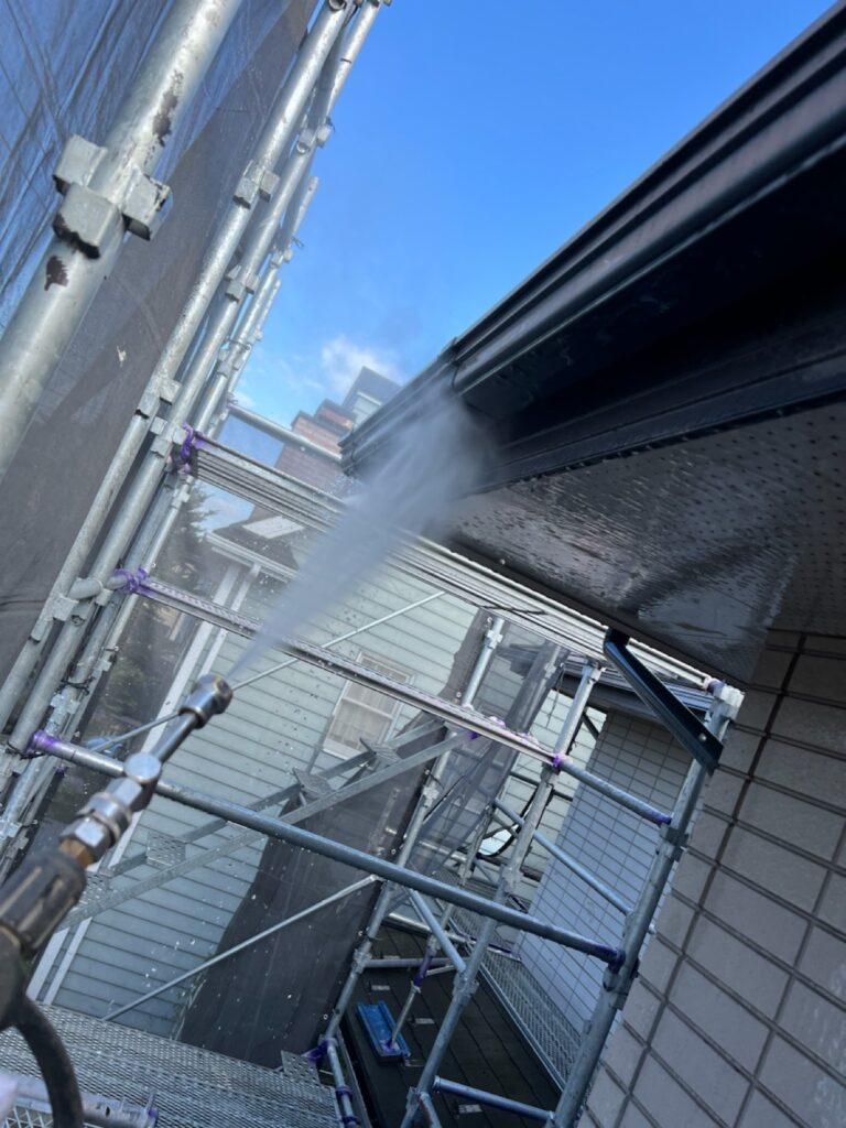 高圧洗浄<br />
（表面のコケやカビをしっかり落としました。）