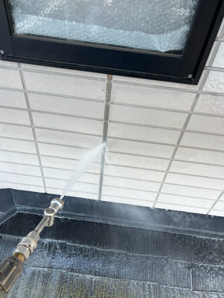 高圧洗浄<br />
（表面のコケやカビをしっかり落としました。）