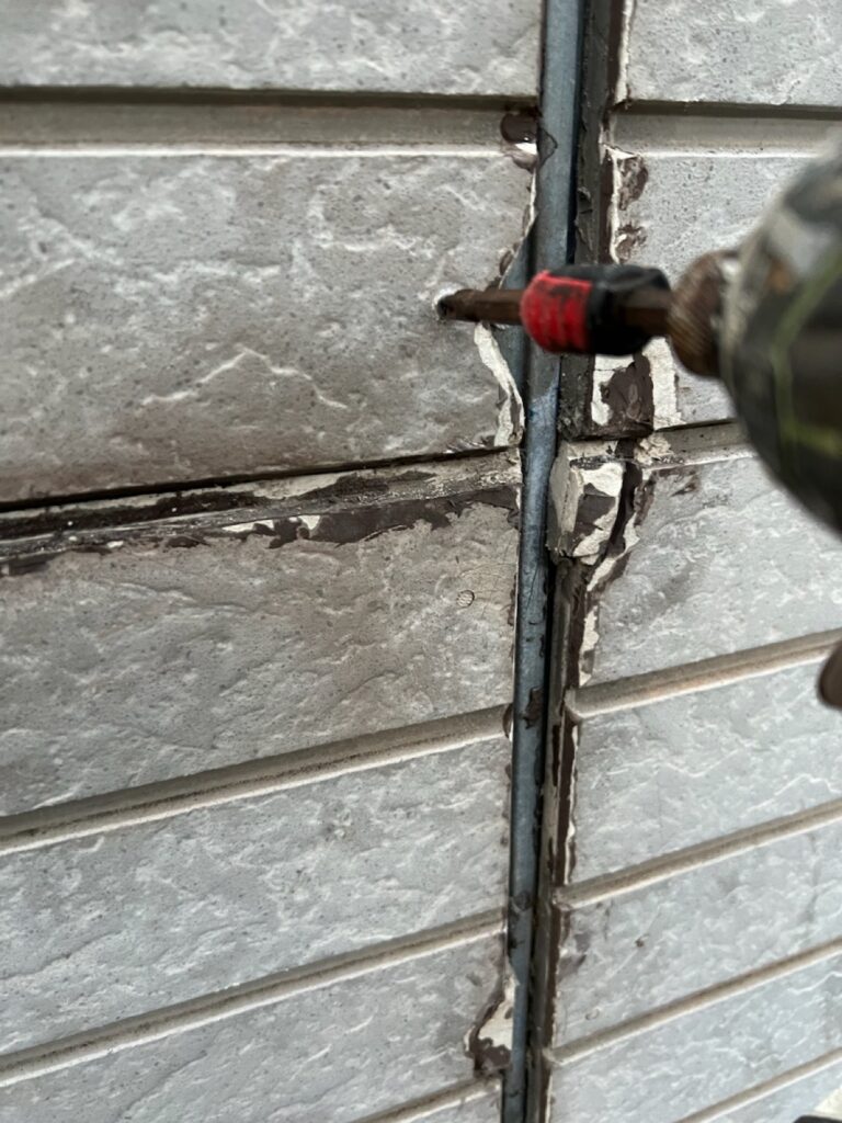 下地補修<br />
（サイディングのそり上がりがあった為、専用のビスにて補修を行いました。）