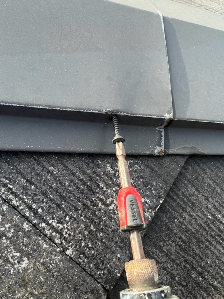 棟板金ビス補修<br />
（弊社では、棟板金の釘が抜けている場合は、パッキン付きのビスにて打ち替えます。）