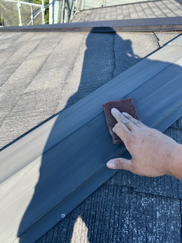 棟板金ケレン<br />
（下地調整）