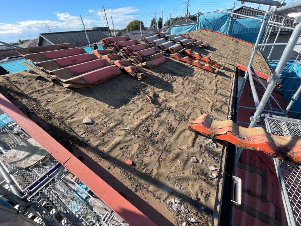 既存の瓦撤去<br />
（葺き替え工事になりますので、既存の瓦を撤去しました。）