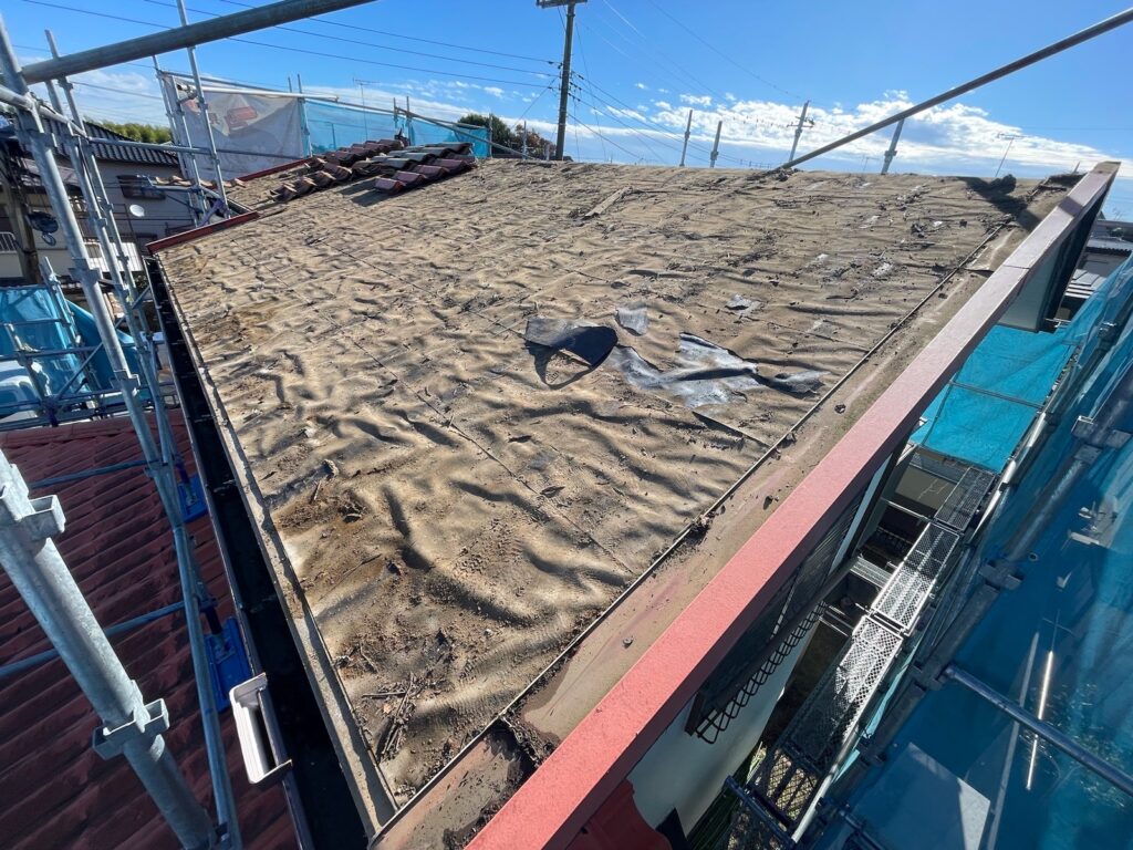 既存の瓦撤去<br />
（葺き替え工事になりますので、既存の瓦を撤去しました。）