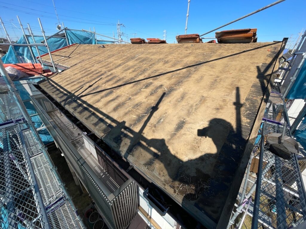 既存の瓦撤去<br />
（葺き替え工事になりますので、既存の瓦を撤去しました。）