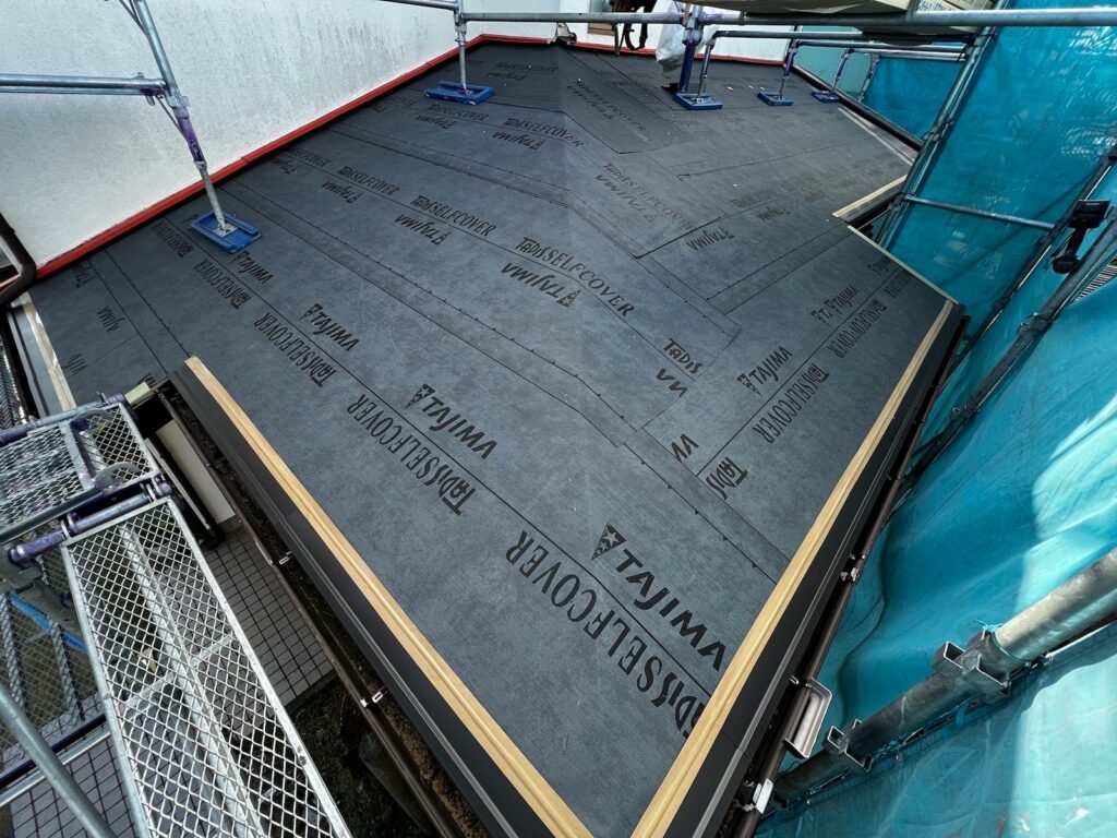 防水シート貼り付け<br />
（ビスを使用しない、粘着タイプを使用しました。）<br />
※防水シートは雨漏れを防ぐための重要な役割です。