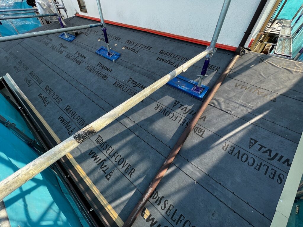 防水シート貼り付け<br />
（ビスを使用しない、粘着タイプを使用しました。）<br />
※防水シートは雨漏れを防ぐための重要な役割です。