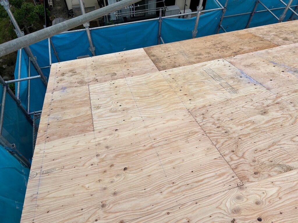 屋根下地取り付け<br />
（下地を補強する為にコンパネを貼りました。）