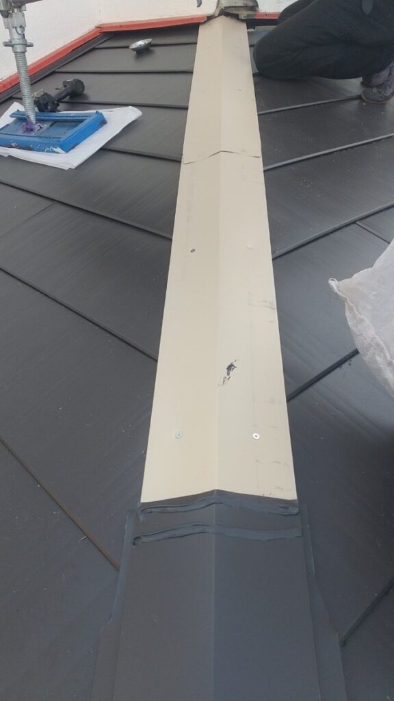 棟板金下地取り付け<br />
（今回は金属下地を使用しました。）<br />
※一般的にある、木や樹脂の下地よりも耐久性に優れています。タカハシ塗装のこだわりの一つです。<br />
