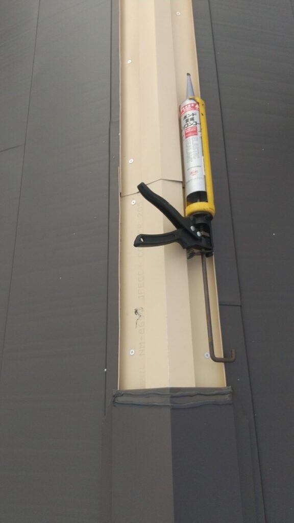 棟板金下地取り付け<br />
（今回は金属下地を使用しました。）<br />
※一般的にある、木や樹脂の下地よりも耐久性に優れています。タカハシ塗装のこだわりの一つです。<br />
