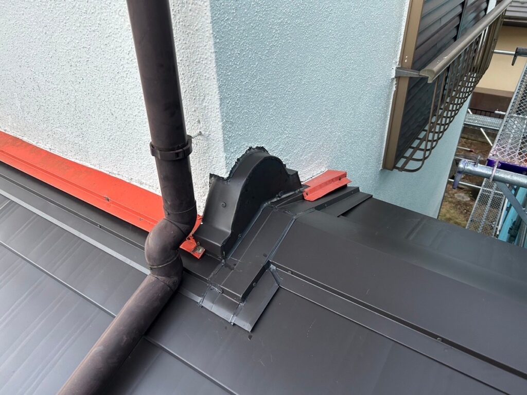 雨押さえ取り付け<br />
（下屋根部分）