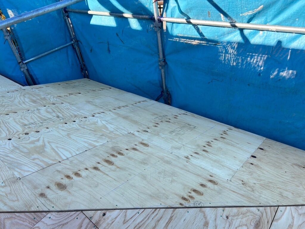 屋根下地取り付け<br />
（下地を補強する為にコンパネを貼りました。）