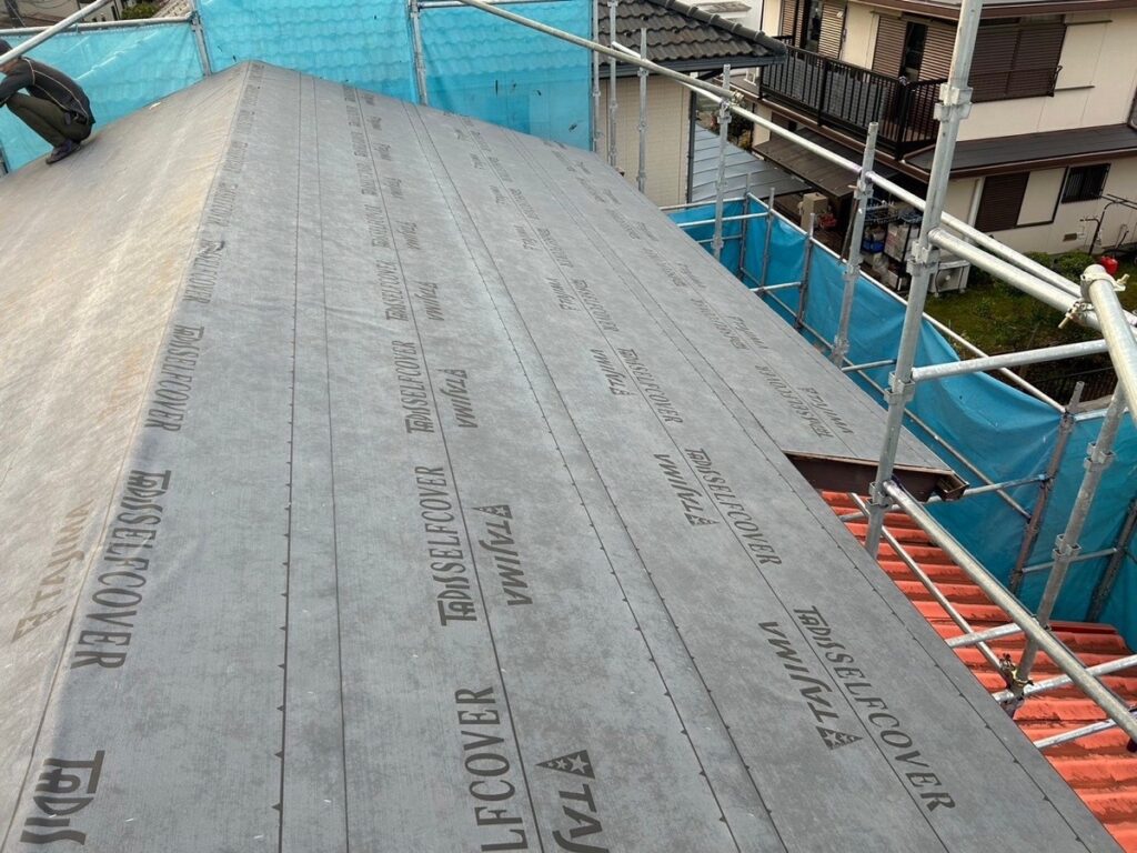 防水シート貼り付け<br />
（ビスを使用しない、粘着タイプを使用しました。）<br />
※防水シートは雨漏れを防ぐための重要な役割です。