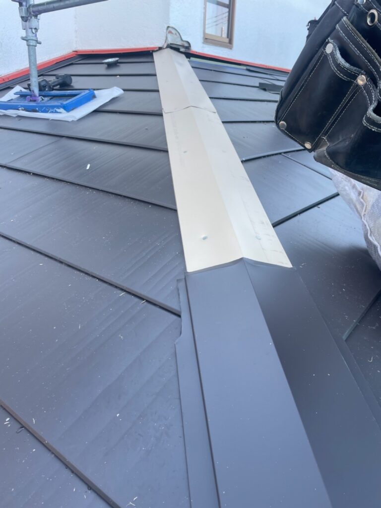 棟板金下地取り付け<br />
（今回は金属下地を使用しました。）<br />
※一般的にある、木や樹脂の下地よりも耐久性に優れています。タカハシ塗装のこだわりの一つです。<br />
