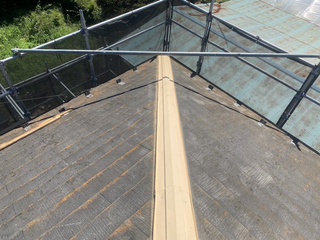 下地取り付け<br />
（今回は金属下地を使用しました。）<br />
※一般的に木や樹脂の下地がほとんどですが、木や樹脂よりも金属下地は耐久性に優れています。）