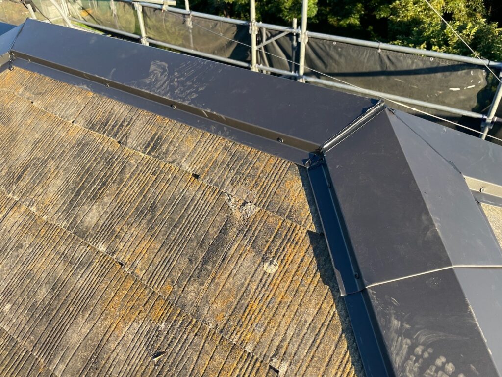 棟板金取り付け<br />
（これで雨漏れの心配はなくなりました!!）