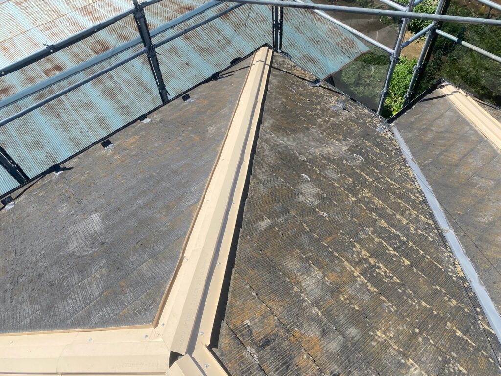 下地取り付け<br />
（今回は金属下地を使用しました。）<br />
※一般的に木や樹脂の下地がほとんどですが、木や樹脂よりも金属下地は耐久性に優れています。）