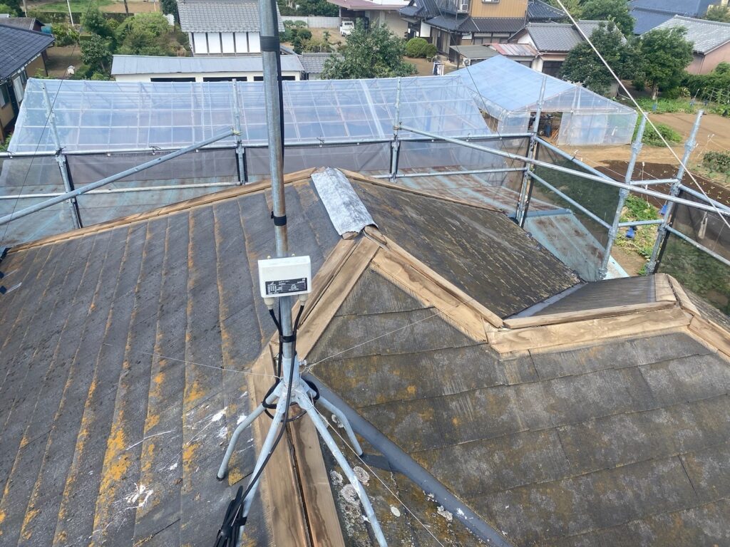 既存の棟板金撤去<br />
（下地の木が水分を含み劣化が確認できました。）