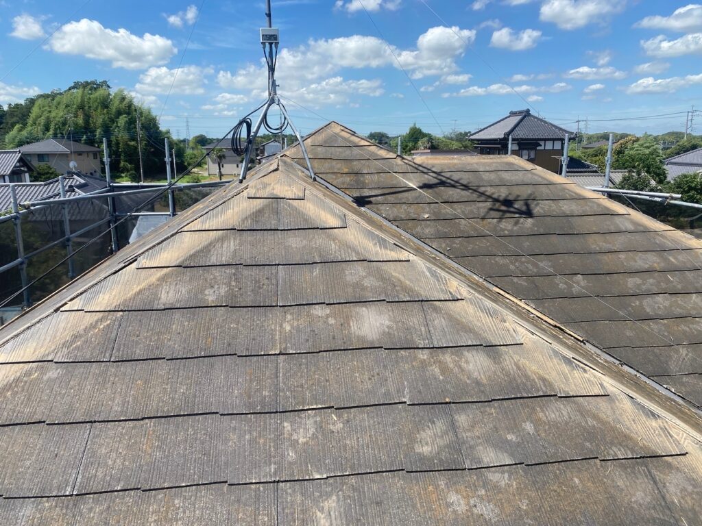 既存の棟板金撤去<br />
