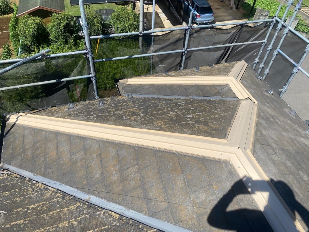 下地取り付け<br />
（今回は金属下地を使用しました。）<br />
※一般的に木や樹脂の下地がほとんどですが、木や樹脂よりも金属下地は耐久性に優れています。）