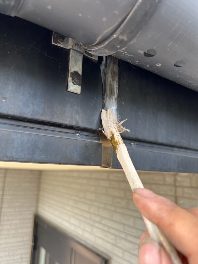 シリコン部逆プライマー塗布<br />
（シリコンは塗料が密着しない為、専用のプライマーを塗りました。）