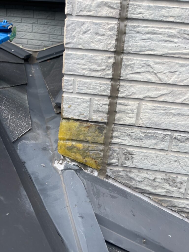 外壁ひび割れ補修<br />
（下地補修）