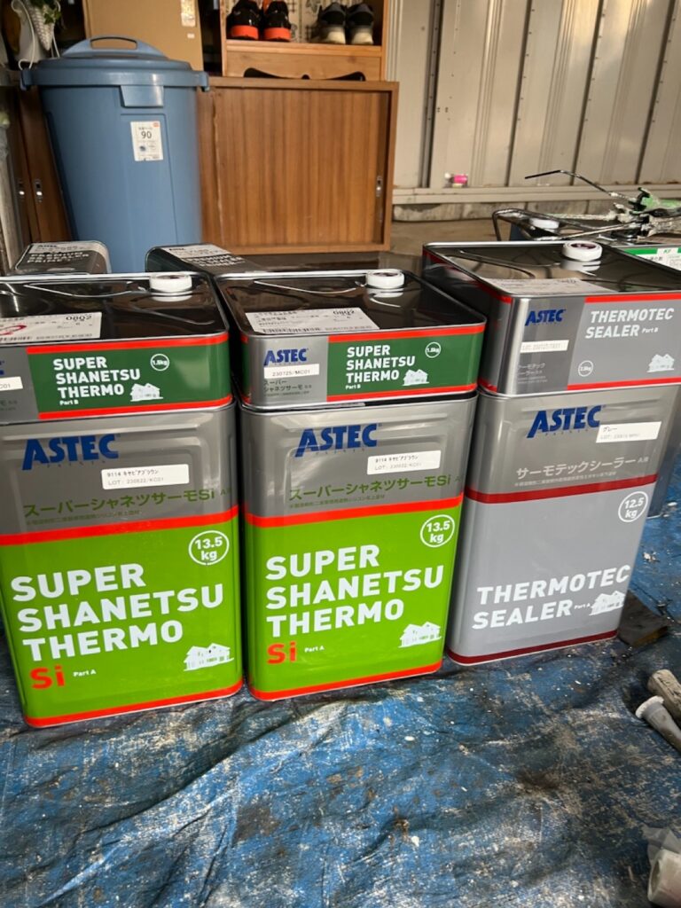 使用材料<br />
←屋根下塗り・上塗り材料