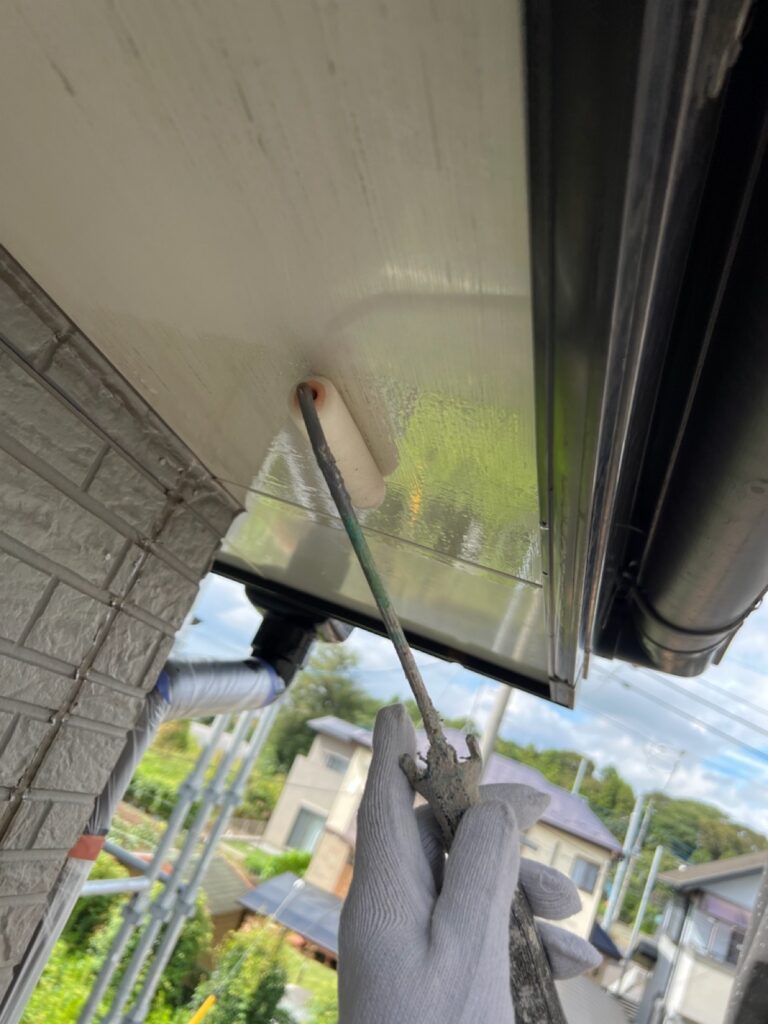 軒天下塗り<br />
（プリント板の為、専用の下塗りを塗りました。）