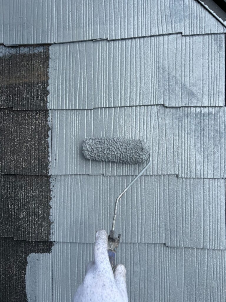 下塗り１回目<br />
（傷みが激しく、下塗りが吸い込まれてしまっています。）