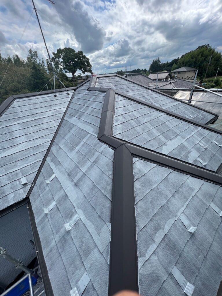 下塗り１回目（完了）<br />
（傷みが激しく、下塗りが吸い込まれてしまい、色が薄いです。）