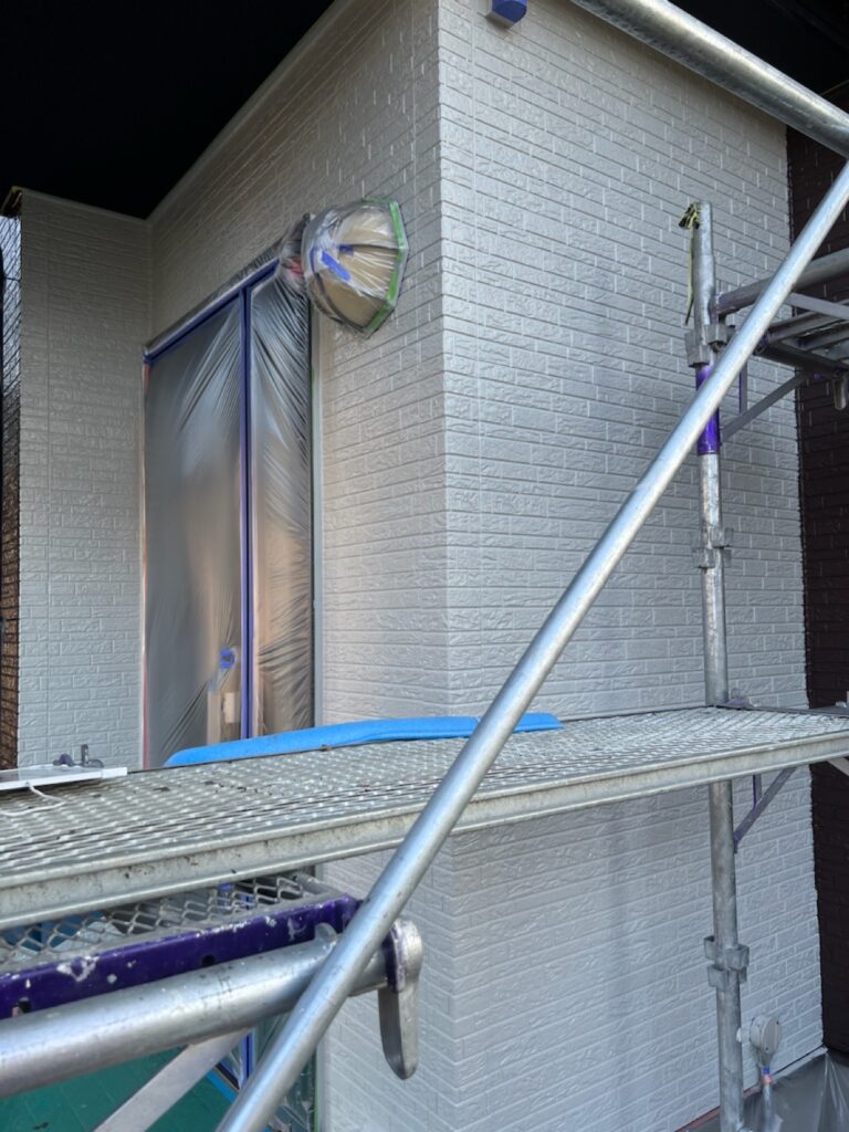 外壁中塗り（完了）<br />
（ガルグレー）