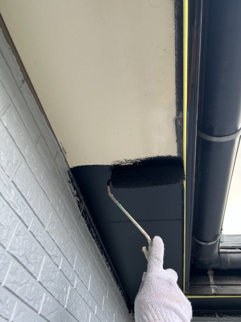 軒天中塗り<br />
（既存は白色でしたが、今回は黒色で塗りました。）