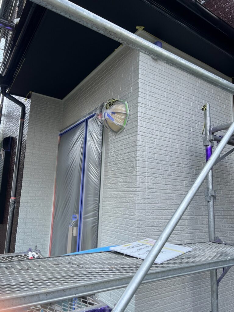 外壁上塗り（完了）<br />
（ガルグレー）
