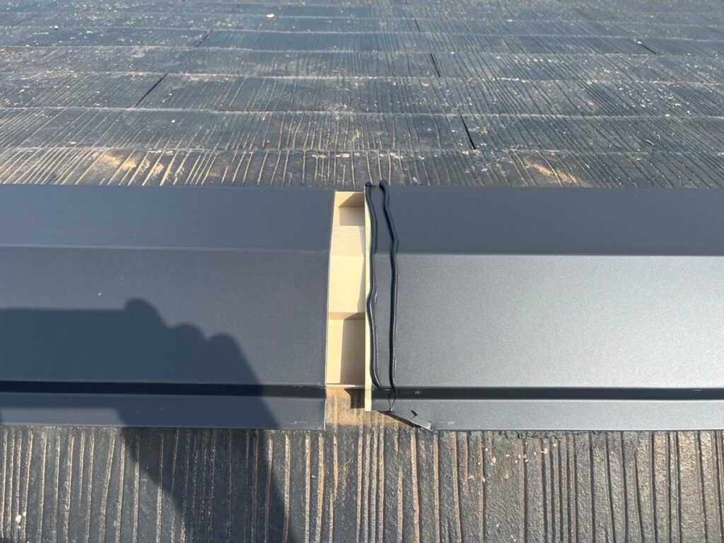 棟板金取り付け<br />
（繋ぎ目にはコーキングにて、防水処理を行っております。）