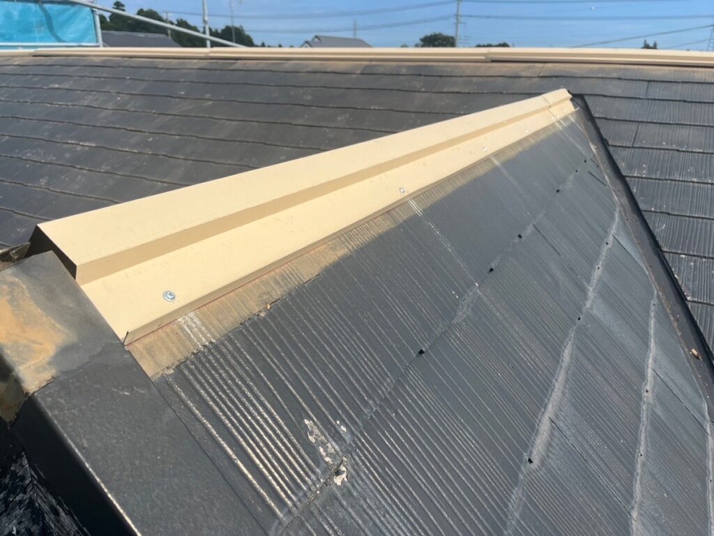棟板金の下地取り付け<br />
（今回は金属下地を使用しました。一般的にある、木や樹脂の下地よりも耐久性に優れています。）