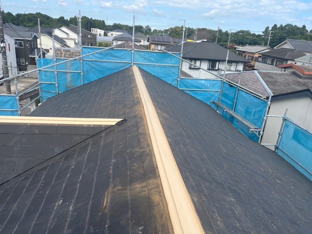 棟板金の下地取り付け<br />
（今回は金属下地を使用しました。一般的にある、木や樹脂の下地よりも耐久性に優れています。）