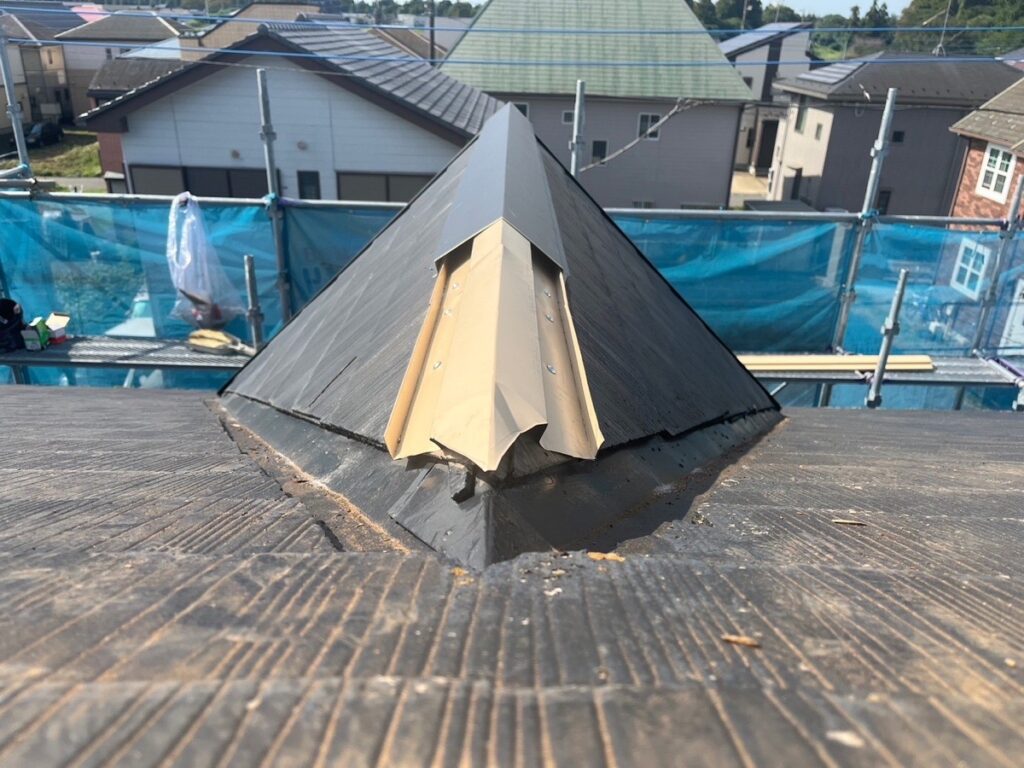 棟板金の下地取り付け<br />
（今回は金属下地を使用しました。一般的にある、木や樹脂の下地よりも耐久性に優れています。）
