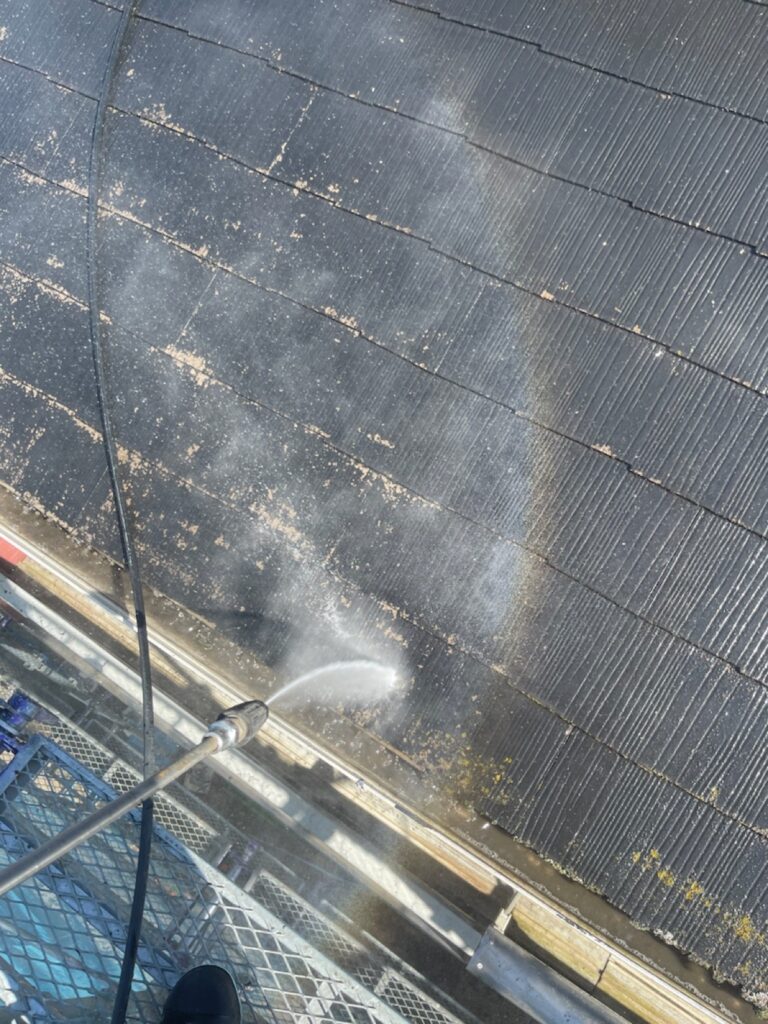 屋根洗浄<br />
（表面のコケやカビをしっかり落としました。）