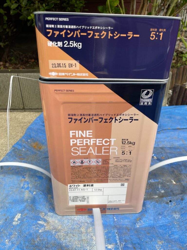 使用材料<br />
←屋根下塗り材料<br />
（一般的な塗料よりも、密着力が強い下塗り材を使用しました。）