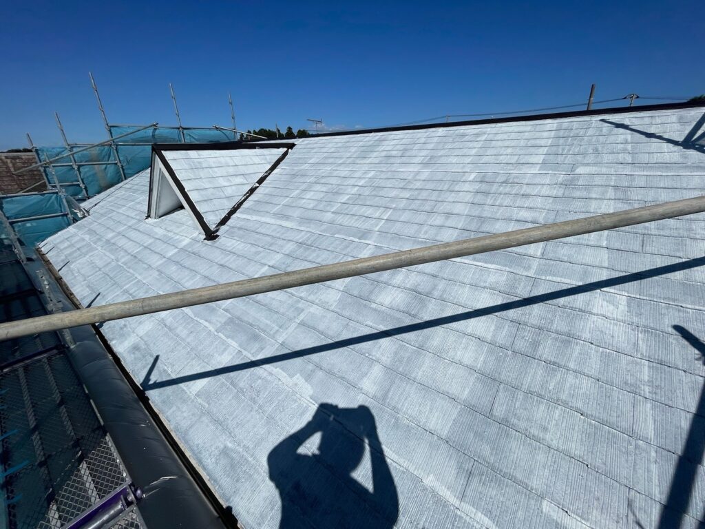 屋根下塗り（完了）<br />
※真っ白く仕上がりましたので下塗りがしっかりと効いています。