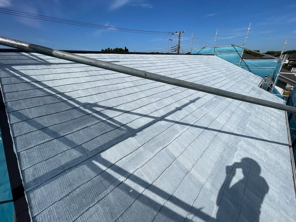 屋根下塗り（完了）<br />
※真っ白く仕上がりましたので下塗りがしっかりと効いています。