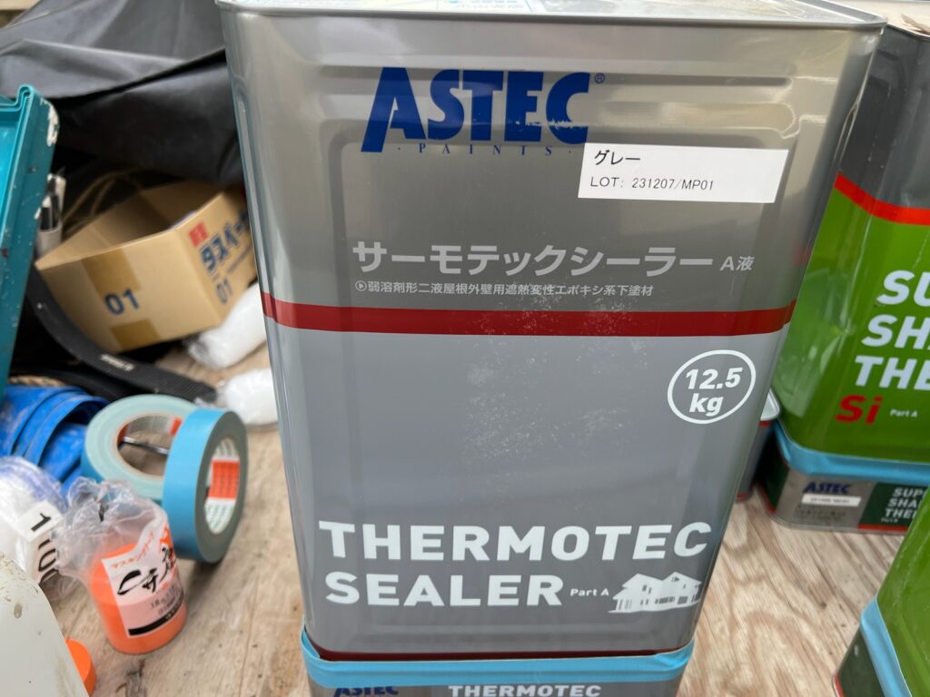 使用材料<br />
←屋根下塗り材料<br />
（遮熱用の下塗り材を使用しました。）