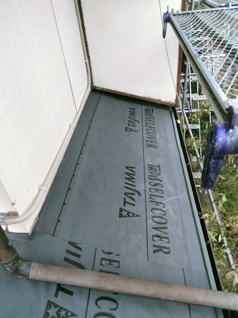 防水シート取り付け（下屋根）<br />
（ビスを使用しない、粘着タイプを使用しました。）<br />
※防水シートは雨漏れを防ぐための重要な役割です。