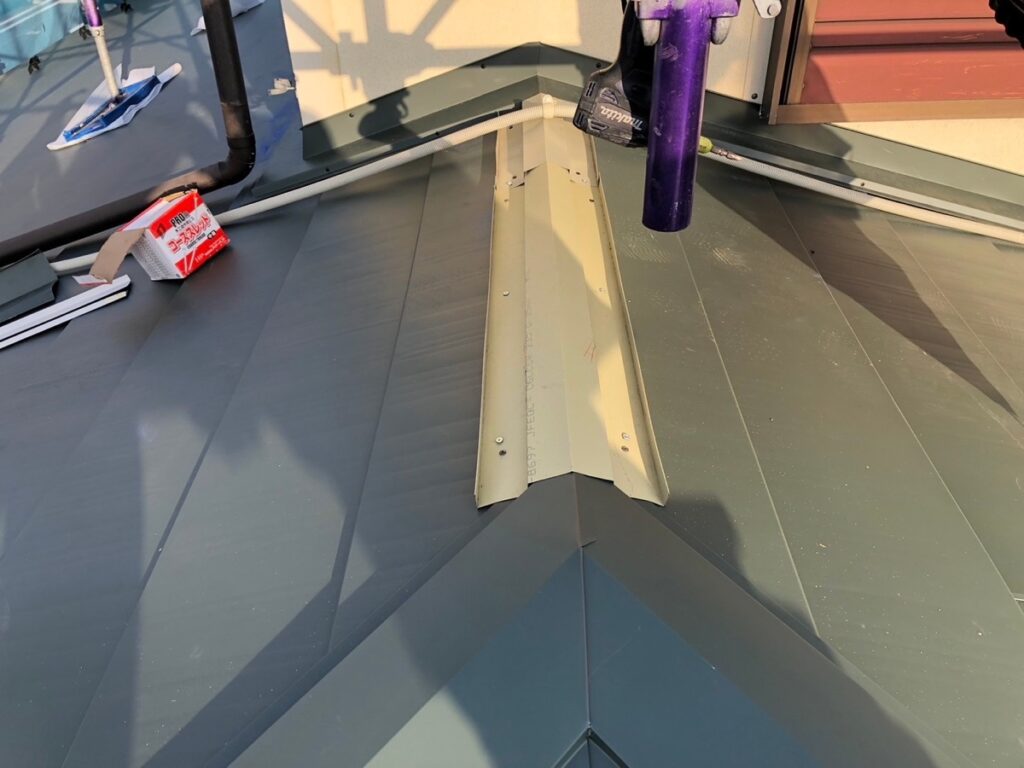 棟板金下地取り付け<br />
（今回は金属下地を使用しました。）<br />
※一般的にある、木や樹脂の下地よりも耐久性に優れています。）