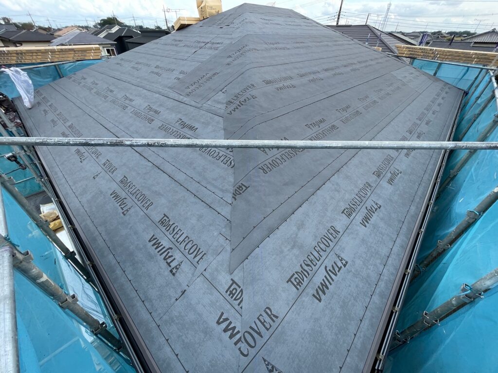 防水シート取り付け（大屋根）<br />
（ビスを使用しない、粘着タイプを使用しました。）<br />
※防水シートは雨漏れを防ぐための重要な役割です。