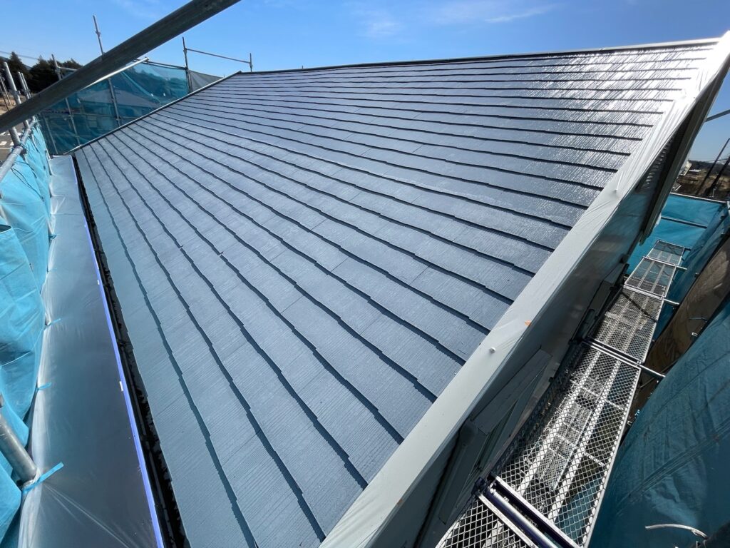 屋根下塗り（完了）<br />
※真っ白く仕上がりましたので下塗りがしっかりと効いています。