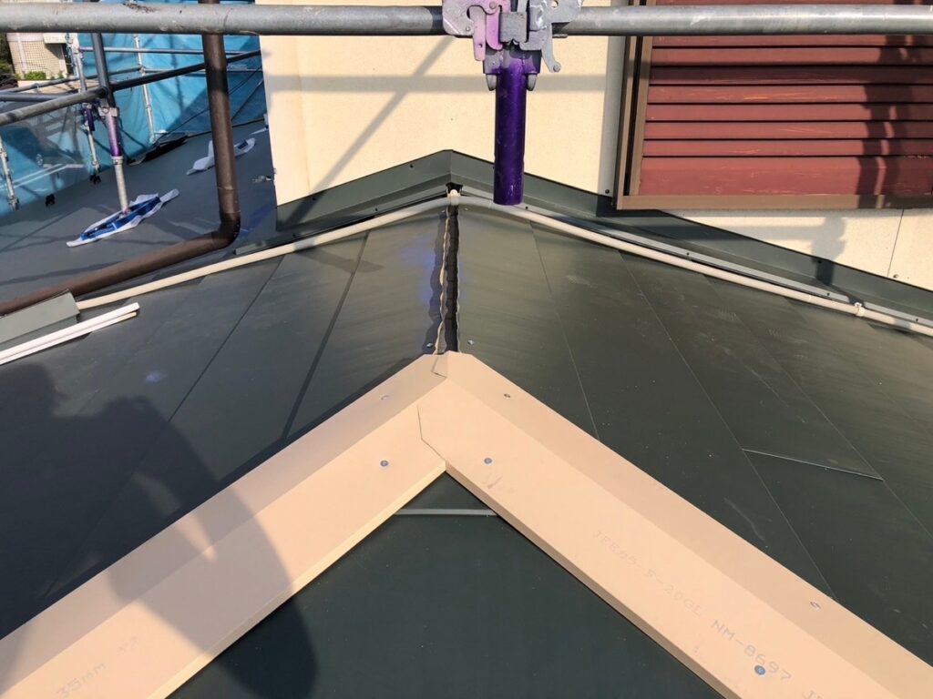 棟板金下地取り付け<br />
（今回は金属下地を使用しました。）<br />
※一般的にある、木や樹脂の下地よりも耐久性に優れています。タカハシ塗装のこだわりの一つです。）